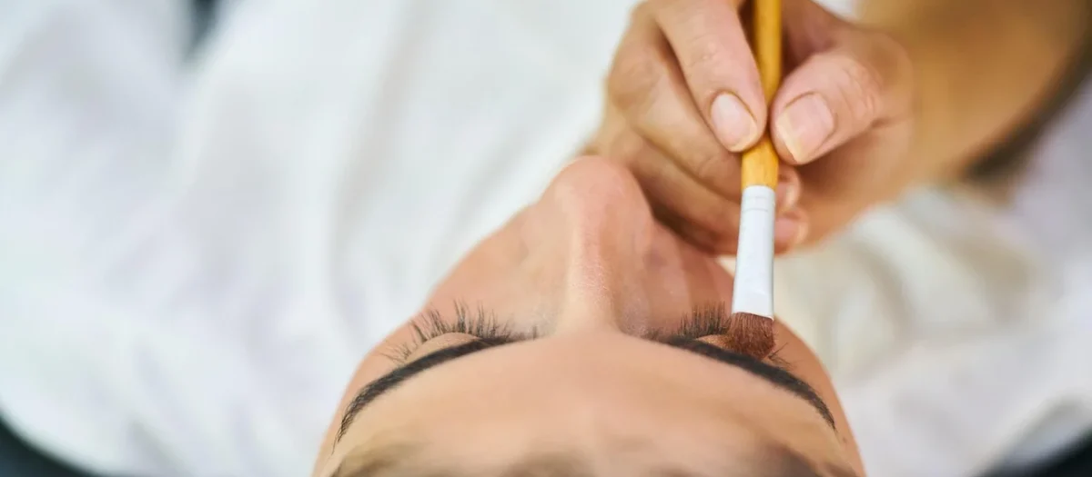 Nowoczesne metody pielęgnacji brwi makijaż permanentny i laseroterapia
