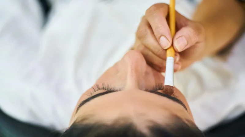 Nowoczesne metody pielęgnacji brwi makijaż permanentny i laseroterapia